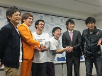 福岡県「2代目住みます芸人」ぶんぶん丸お披露目会見に出席した、初代住みます芸人・レモンティー、ぶんぶん丸、博多華丸・大吉。(c)吉本興業