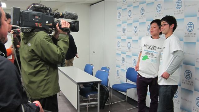 取材を受けるぶんぶん丸。(c)吉本興業
