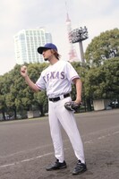 ダルビッシュ選手のそっくり芸人・ミニビッシュ。開幕を前に、世界を見据えてグラウンドに立つ。