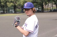 セットポジションのポーズをとるミニビッシュ。