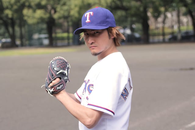 セットポジションのポーズをとるミニビッシュ。