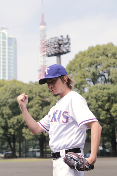 東京タワーを背景に力強いガッツポーズを見せるミニビッシュ。