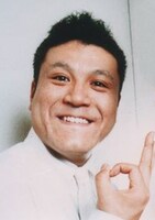 4月スタートの新番組「～明日へ向かってポジティブに！～日曜×芸人」にレギュラー出演するアンタッチャブル山崎。