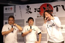 一発ギャグを披露する狩野英孝（右端）と、その様子を静かに見つめるサンドウィッチマン。