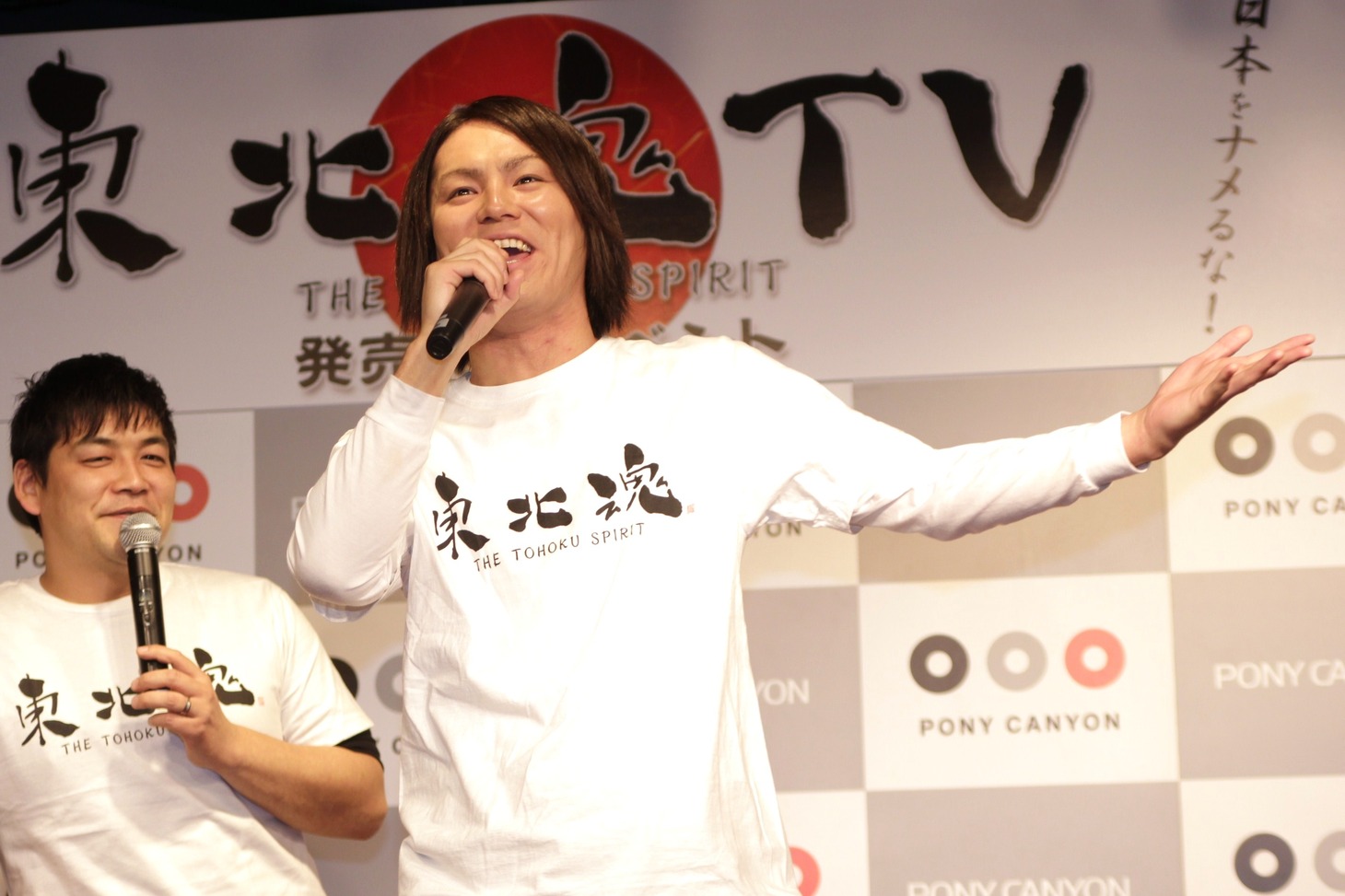 「おいおいおいおい、空は青い！」などの一発ギャグを披露する狩野英孝。