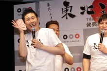 おなじみ「でっかくなっちゃった！」を披露するマギー審司。