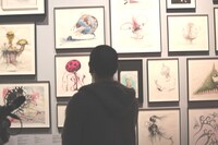 “映画の殿堂”として知られるフランス・パリの文化施設「シネマテーク・フランセーズ」内の展示を鑑賞する松本人志。