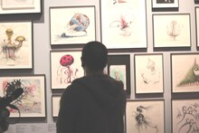 “映画の殿堂”として知られるフランス・パリの文化施設「シネマテーク・フランセーズ」内の展示を鑑賞する松本人志。