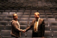 “映画の殿堂”として知られるフランス・パリの文化施設「シネマテーク・フランセーズ」を訪れた松本人志（左）。