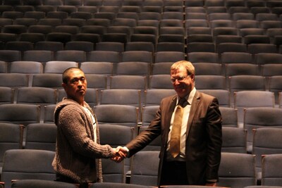 “映画の殿堂”として知られるフランス・パリの文化施設「シネマテーク・フランセーズ」を訪れた松本人志（左）。