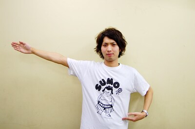 ニコニコ生放送で「大相撲春場所」の実況生配信に挑む、相撲大好きピン芸人・西田淳裕。