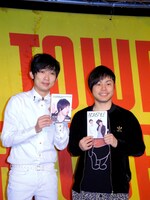 DVD「NON STYLE TALK 2011」を手にするNON STYLE。