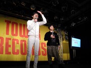 記者席からの質問に答えるNON STYLE。