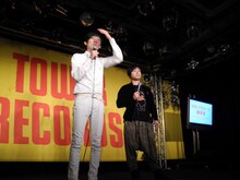 記者席からの質問に答えるNON STYLE。