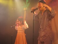 「マル・マル・モリ・モリ！」っぽい曲をデュエットする天野川。