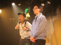 自己紹介をする転校生とついていけない先生。