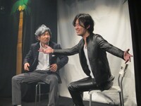 大人気ビジュアル系バンドボーカルの本音を暴き出そうとする司会者。