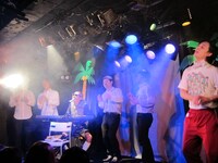 引っ越しする親友のために歌をプレゼント。