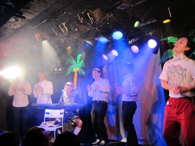 引っ越しする親友のために歌をプレゼント。