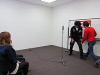 DVD購入への感謝の気持ちを込めていつもより強めに藤田の内腿を叩く大村。