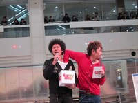 抽選箱を引くくだりでは大村がボケて藤田の服の中に手を。