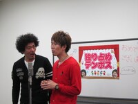 「お届けテンボス」で漫才を披露するトータルテンボス。当選者のリクエストによるスペシャルバージョン。