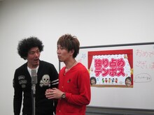 「お届けテンボス」で漫才を披露するトータルテンボス。当選者のリクエストによるスペシャルバージョン。