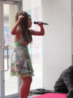 DVD-BOX「ウレロ☆未確認少女」の発売記念イベントでオープニングをジャックしたゴリナことあいな。