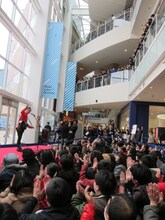 DVD-BOX「ウレロ☆未確認少女」の発売記念イベントでオープニングセレモニーを担当した東京03・角田。