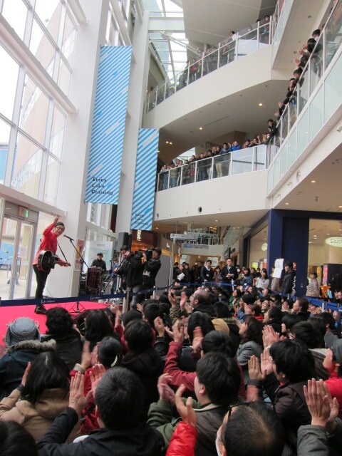 DVD-BOX「ウレロ☆未確認少女」の発売記念イベントでオープニングセレモニーを担当した東京03・角田。