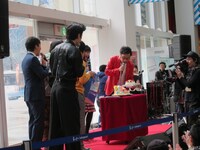 普通じゃない豪華なケーキに驚く角田。