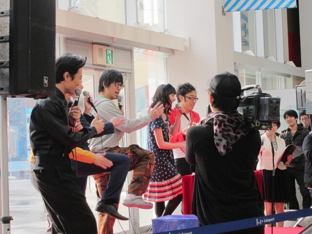 全員で「うれShit！」。