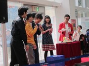 ケーキをずっと持たされる角田。