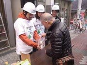 大阪・岸和田駅前通り商店街「えぇ！きまえ市」にて復興支援イベントに参加したGAG少年楽団。(c)吉本興業