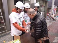 大阪・岸和田駅前通り商店街「えぇ！きまえ市」にて復興支援イベントに参加したGAG少年楽団。(c)吉本興業