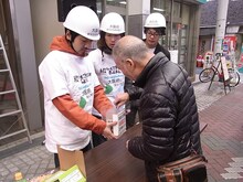 大阪・岸和田駅前通り商店街「えぇ！きまえ市」にて復興支援イベントに参加したGAG少年楽団。(c)吉本興業