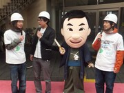 大阪・岸和田駅前通り商店街「えぇ！きまえ市」にて復興支援イベントに参加したGAG少年楽団。(c)吉本興業