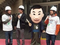 大阪・岸和田駅前通り商店街「えぇ！きまえ市」にて復興支援イベントに参加したGAG少年楽団。(c)吉本興業