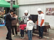 大阪・岸和田駅前通り商店街「えぇ！きまえ市」にて復興支援イベントに参加したGAG少年楽団。(c)吉本興業