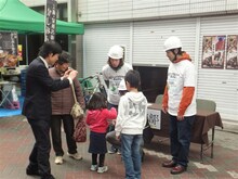 大阪・岸和田駅前通り商店街「えぇ！きまえ市」にて復興支援イベントに参加したGAG少年楽団。(c)吉本興業