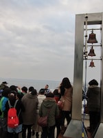 最初の目的地である海ほたる。早朝、ほとんど人がいない中、参加者にアイドルのように囲まれるRG。