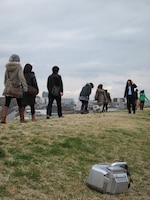 RG先生に挨拶して歩く参加者たち。手前のラジカセから「贈る言葉」が流れている。