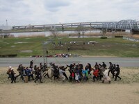 「3年B組金八先生」のシーンを再現。RGが「さんねーんB組ー！」と叫ぶと、両サイドから「RG先生ー！」という声と共に参加者たちがRGのもとへ。