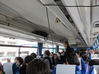 葛飾署前で署長に向けて「目を閉じておいでよ」の大好きなCメロを歌うRG。