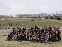 「RGがバスガイドだがガイドせずひたすらあるあるを歌うミステリーバスツアー」にて、荒川土手で記念撮影。