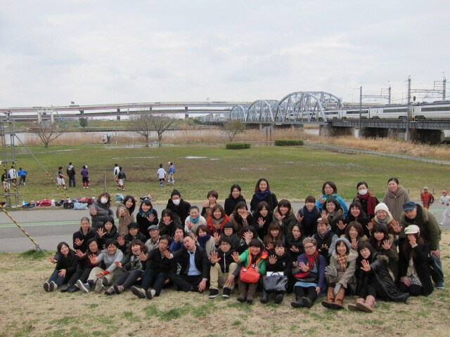 「RGがバスガイドだがガイドせずひたすらあるあるを歌うミステリーバスツアー」にて、荒川土手で記念撮影。