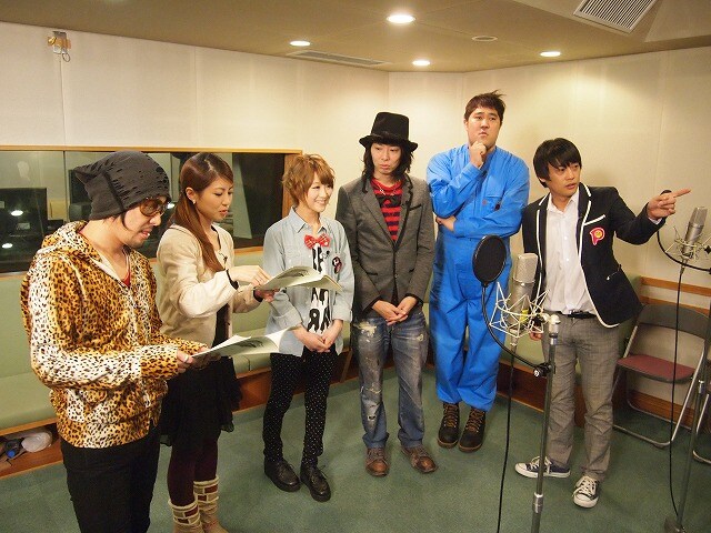 「SKET DANCE」の声優をかけてテストに挑む「ピラメキーノ」のフルーツポンチ村上、諸見里大介、鈴木奈々、太田ディレクター。(c)テレビ東京