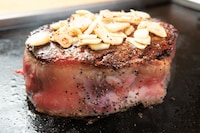 今回出店する「もんじゃ大木屋」名物メニューの巨大ステーキ。