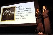 桂三度（世界のナベアツ）演じる夏目漱石のプロフィールを前に、文豪講座を展開するピース又吉（右端）。