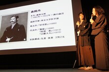 かたつむり林（右から2人目）演じる森鴎外のプロフィールを前に、文豪講座を展開するピース又吉（右端）。